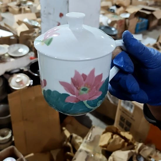 瓷片盘子碗茶壶啥都有