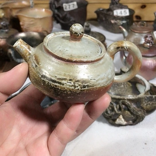 瓷片微瑕的茶壶粗陶的
