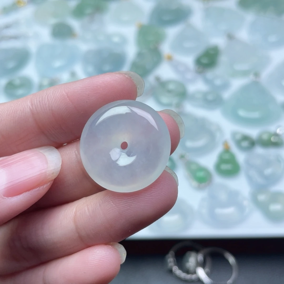 翡翠未镶嵌颈饰平安扣