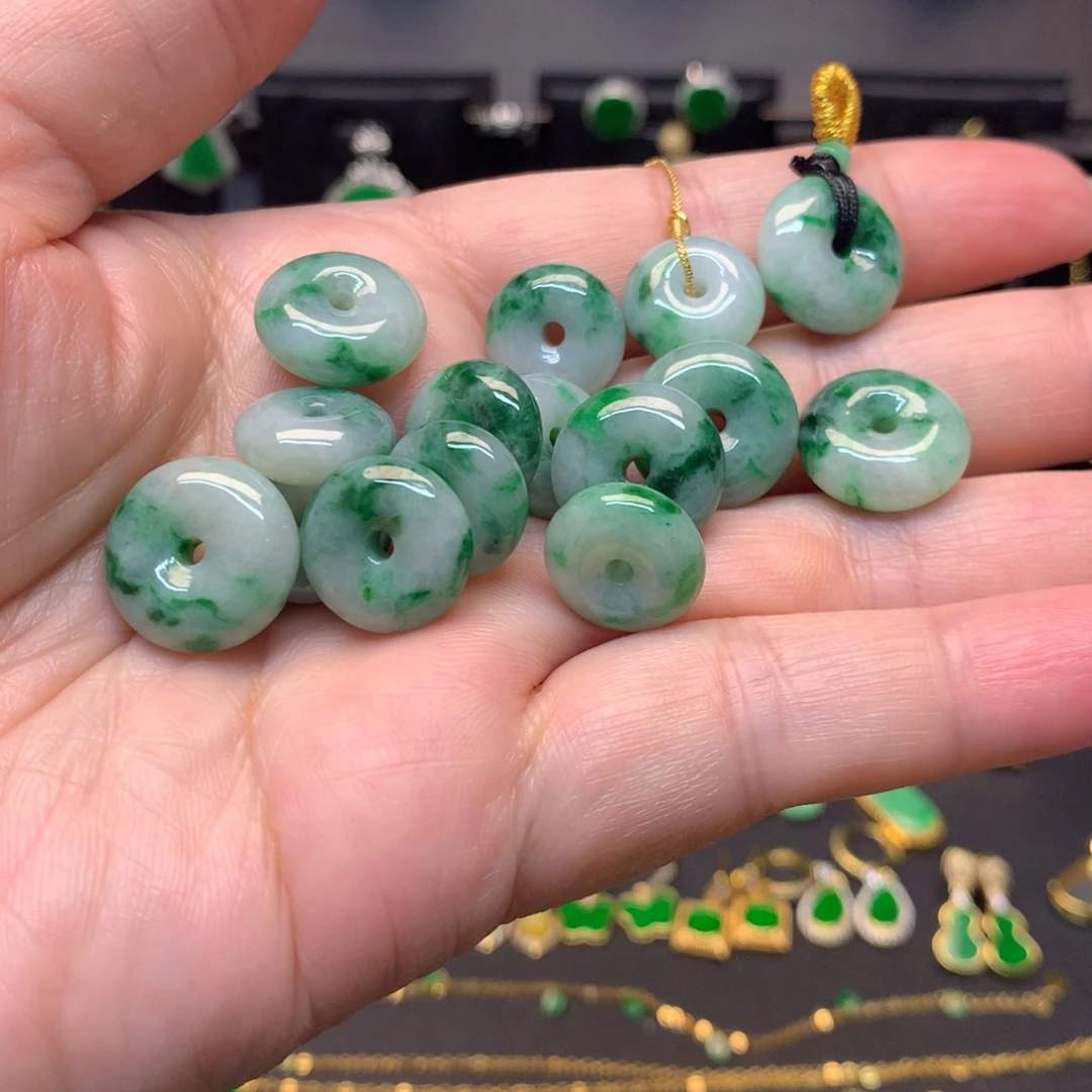 翡翠未镶嵌颈饰有纹裂多样性发1件