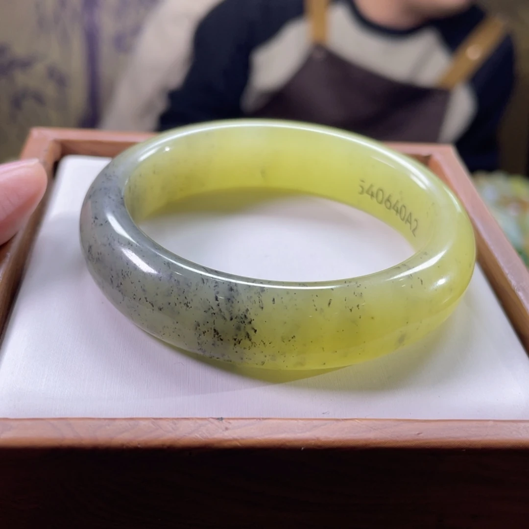 和田玉未镶嵌手镯54圈