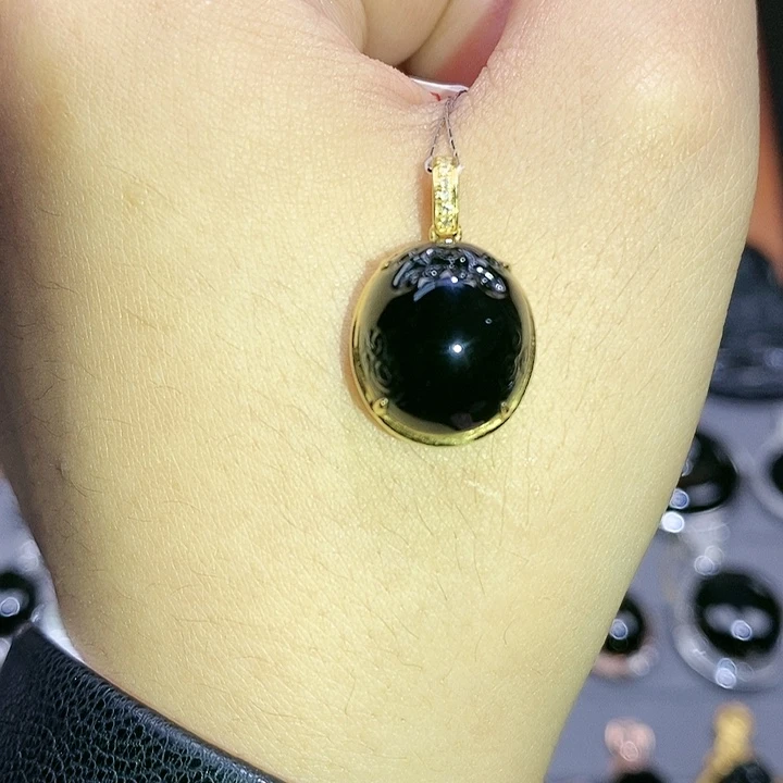 颈饰18K金镶嵌翡翠貔貅蛋面