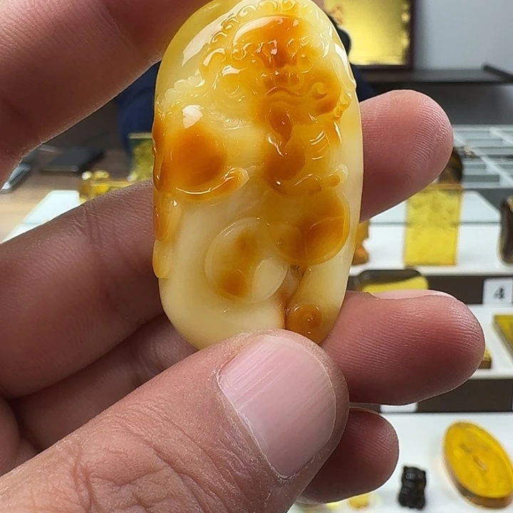 L***5琥珀未镶嵌颈饰醒狮