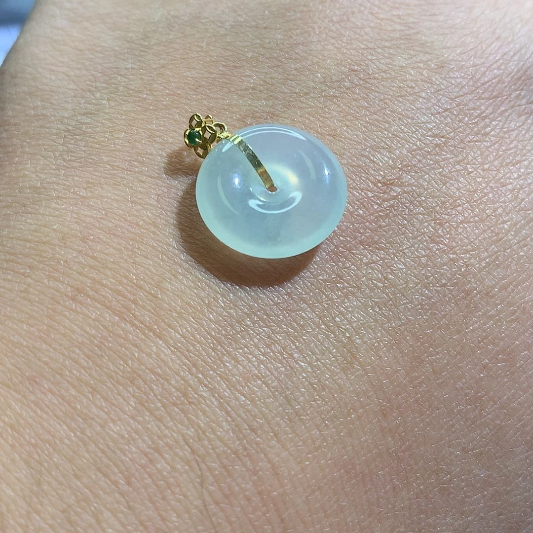 翡翠18K金镶嵌颈饰强推 高冰平安扣 女生佩戴