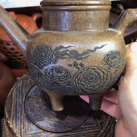 茶壶紫砂原矿泥料手工制作的一把紫砂壶。