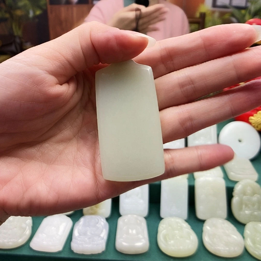 刘***刘和田玉未镶嵌颈饰