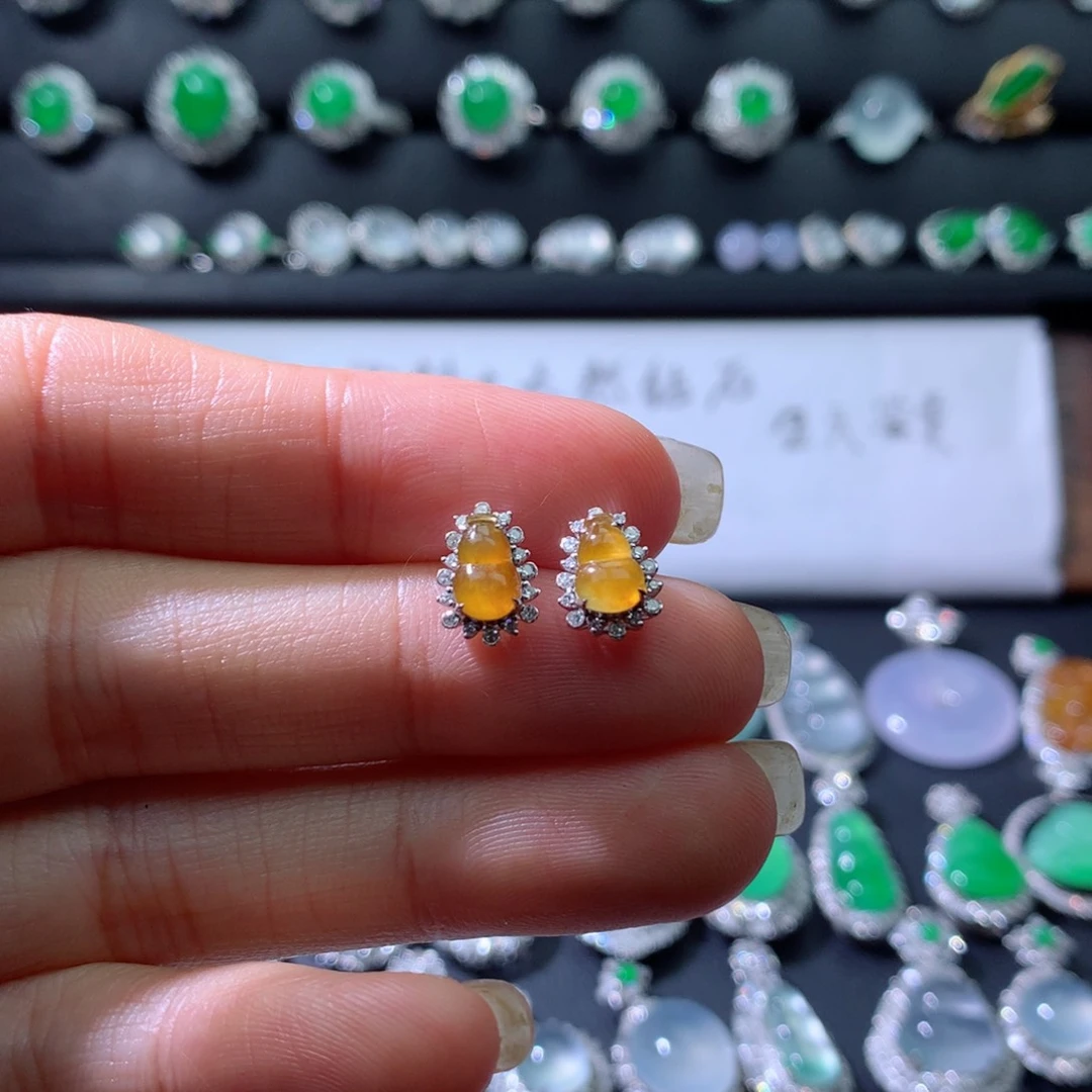 18K金镶嵌翡翠耳饰伴钻