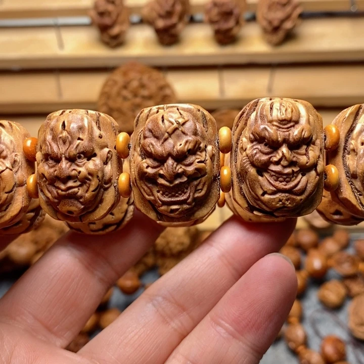 桃核雕刻恶僧手牌