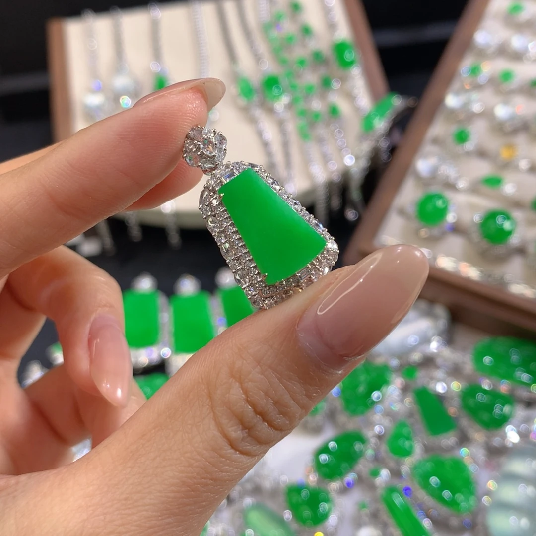 Y***o翡翠18K金镶嵌颈饰无事牌