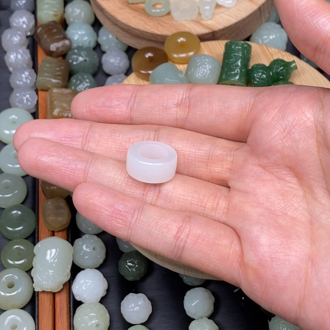 周***涂和田玉未镶嵌颈饰