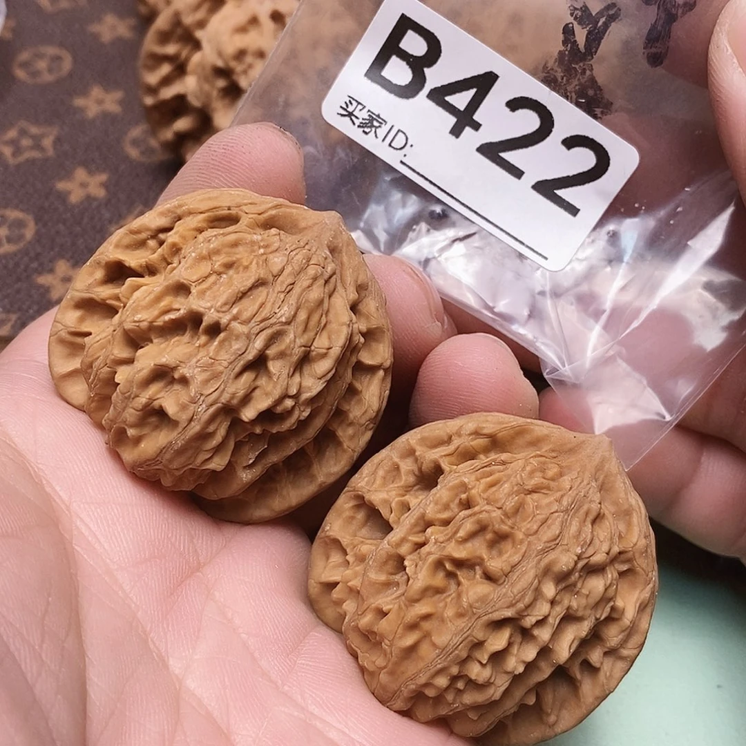 文玩核桃把件龙纹虎头 40。