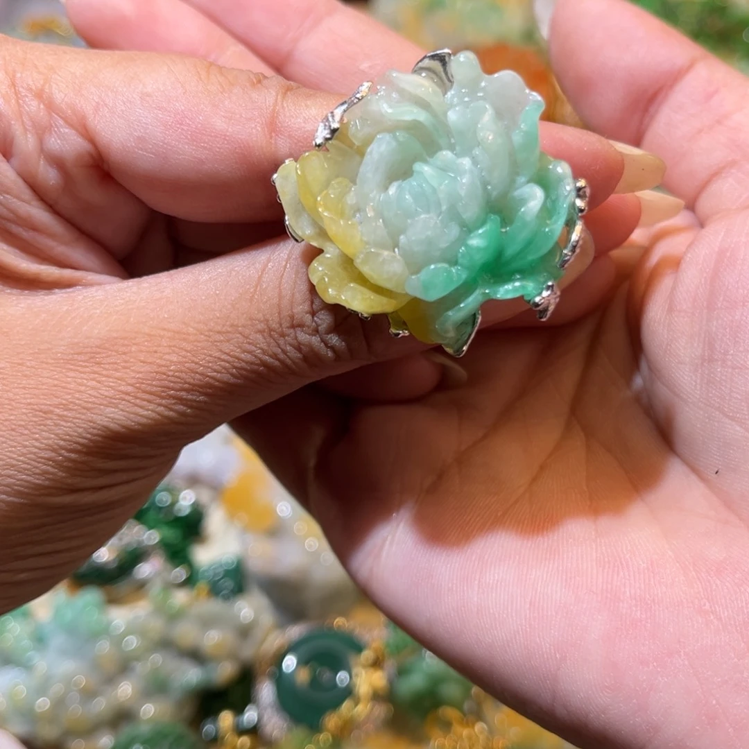 颈饰未镶嵌翡翠戒指