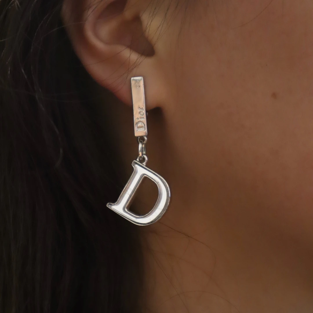 95新 DIOR/迪奥 银色D字母扫肩耳夹/d02402