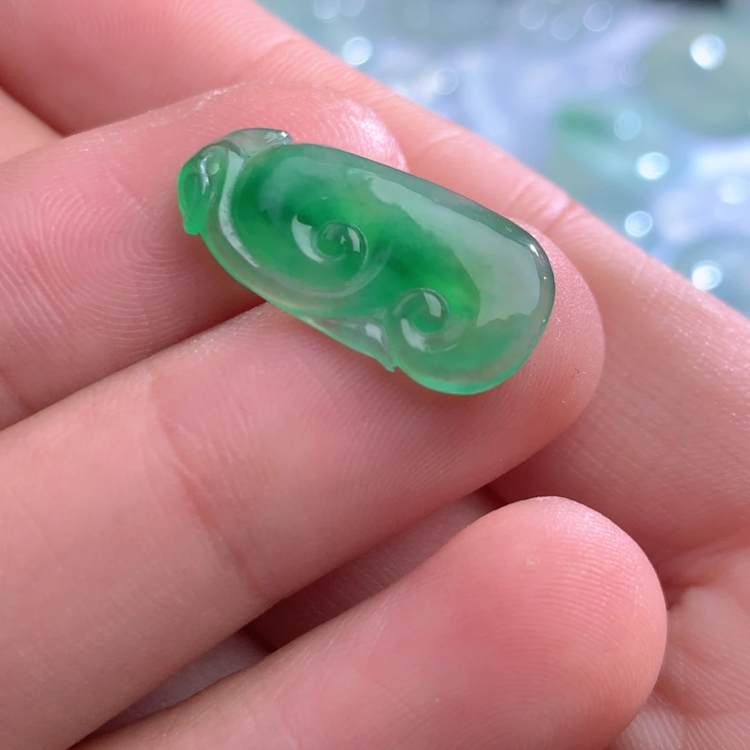 翡翠足金镶嵌颈饰缅甸