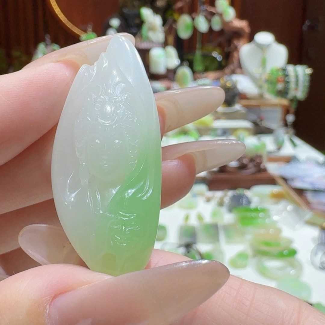 和田玉（翠青玉）未镶嵌挂件白底翠扎基拉姆
