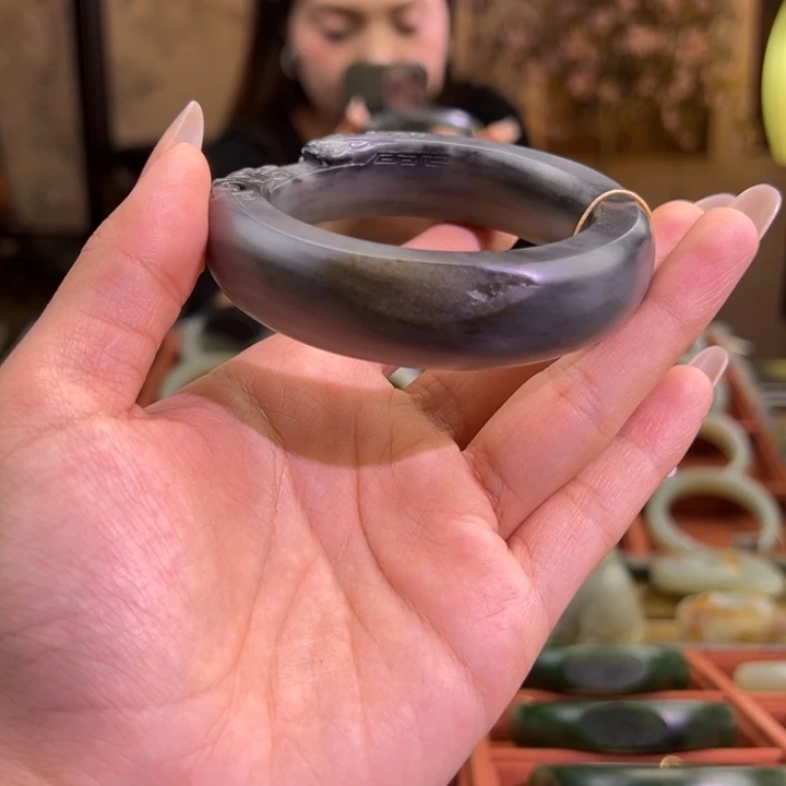 和田玉（墨玉）未镶嵌手镯