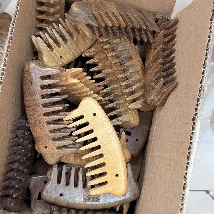 绿檀木迷你梳子瑕疵