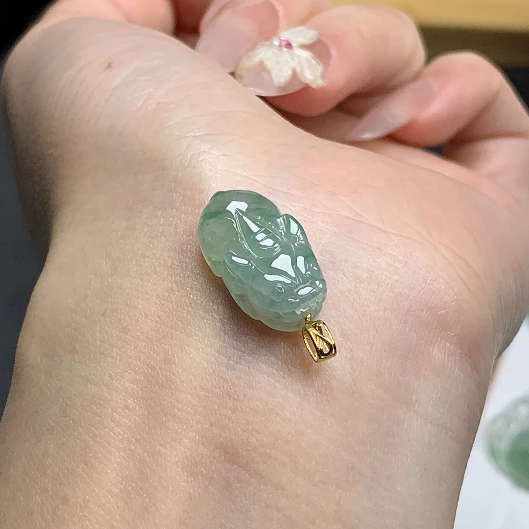 缅甸天然A货翡翠18K金扣头镶嵌冰飘花招财貔貅吊坠