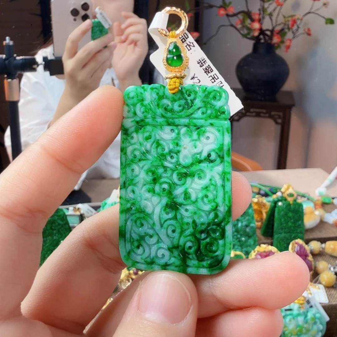 翡翠未镶嵌吊坠(赠链)
