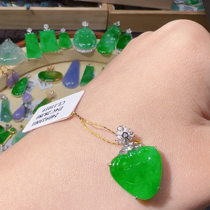 翡翠挂件18K金镶嵌翡翠