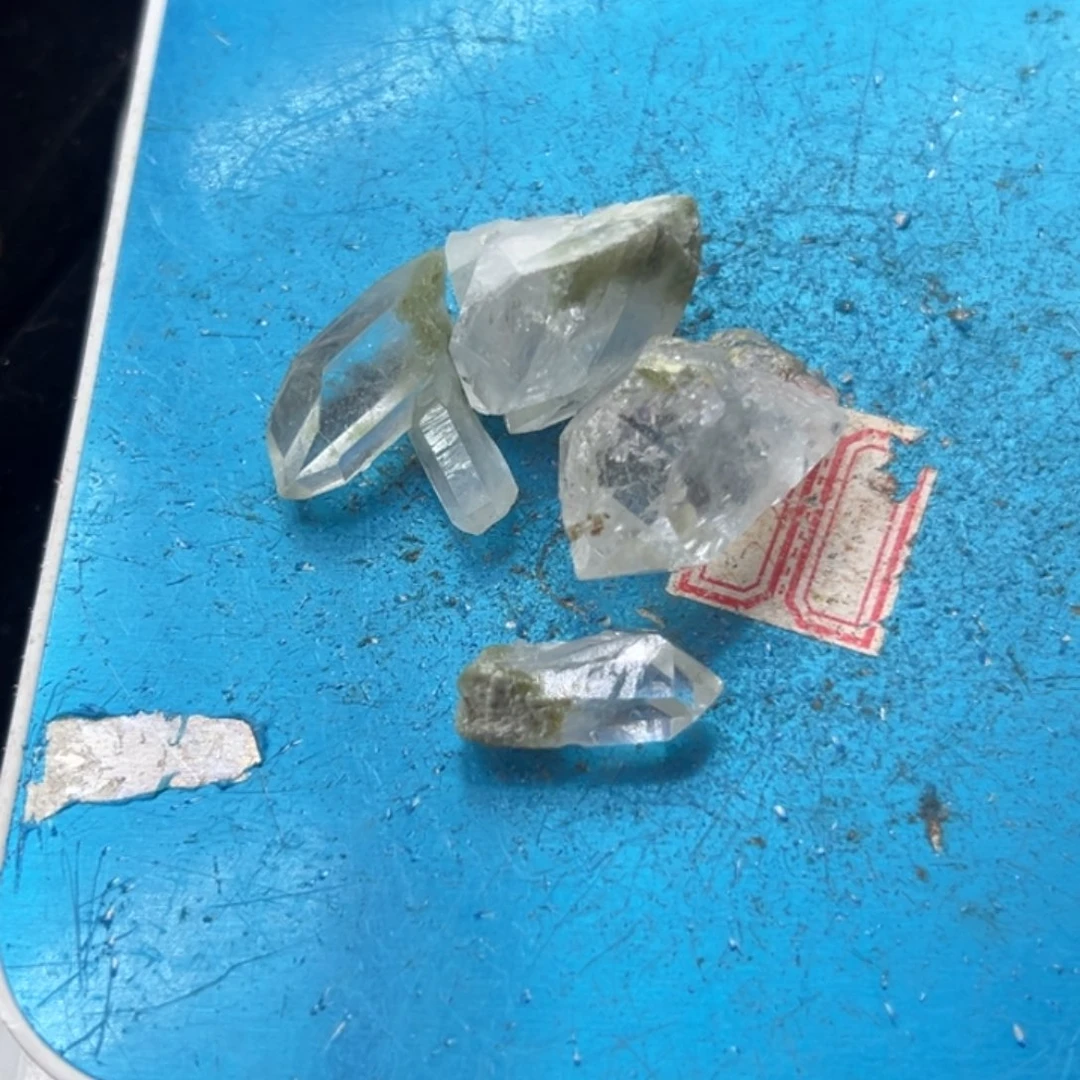 畲***姬未镶嵌水晶珠宝半成品