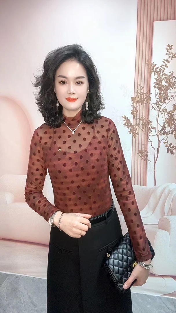 新款百搭弹力中领喷绒波点小衫