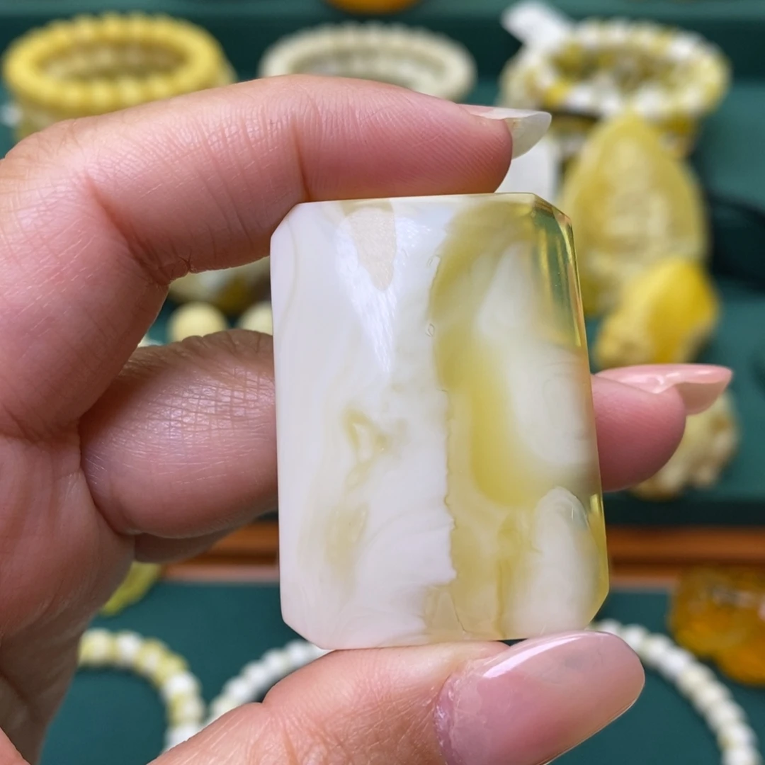 蜜蜡未镶嵌裸石无事牌