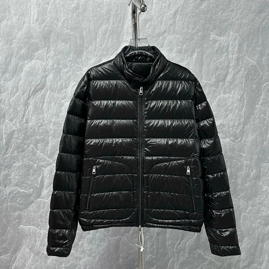 未使用 MONCLER Acorus 徽标亮面羽绒服外套 4码D17318
