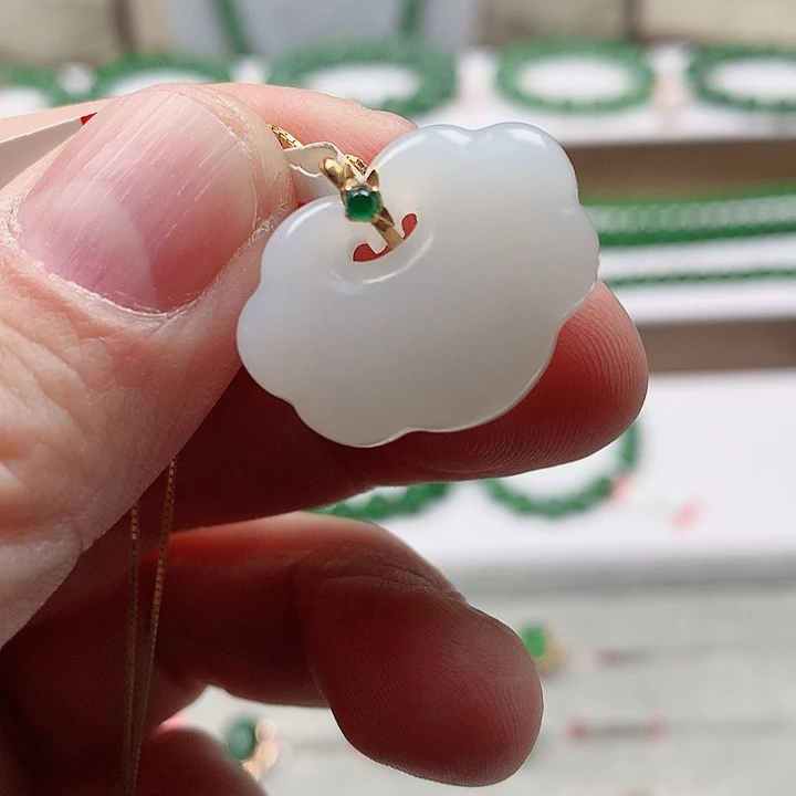 颈饰18K金镶嵌和田玉