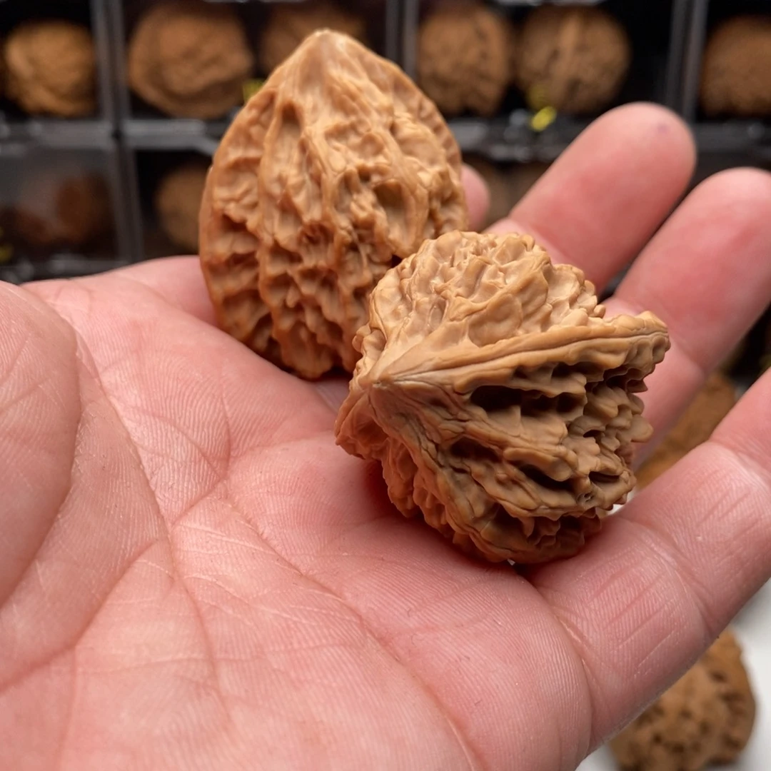 岷*39十三陵鸡心核桃一对