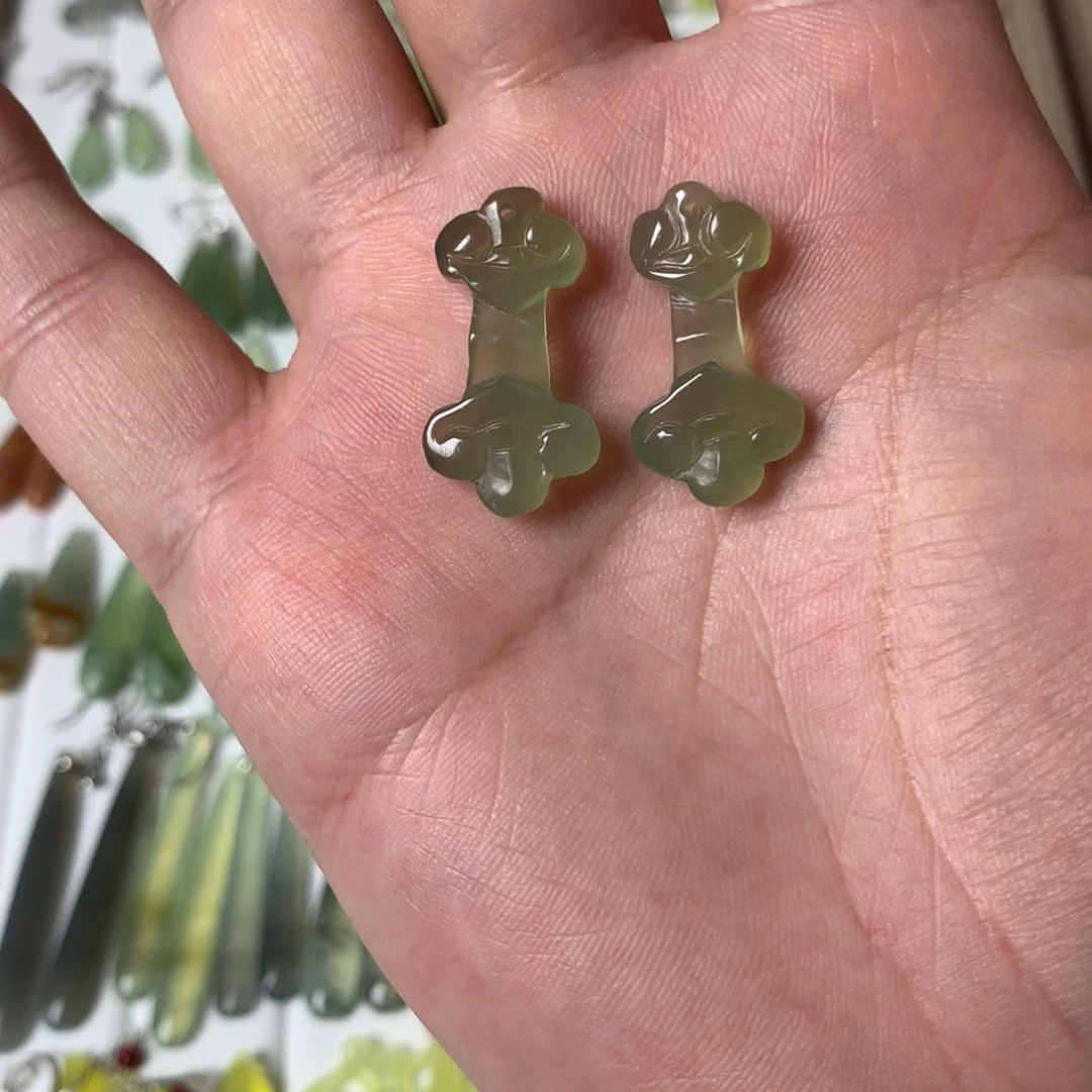 蛇纹石玉耳环未镶嵌