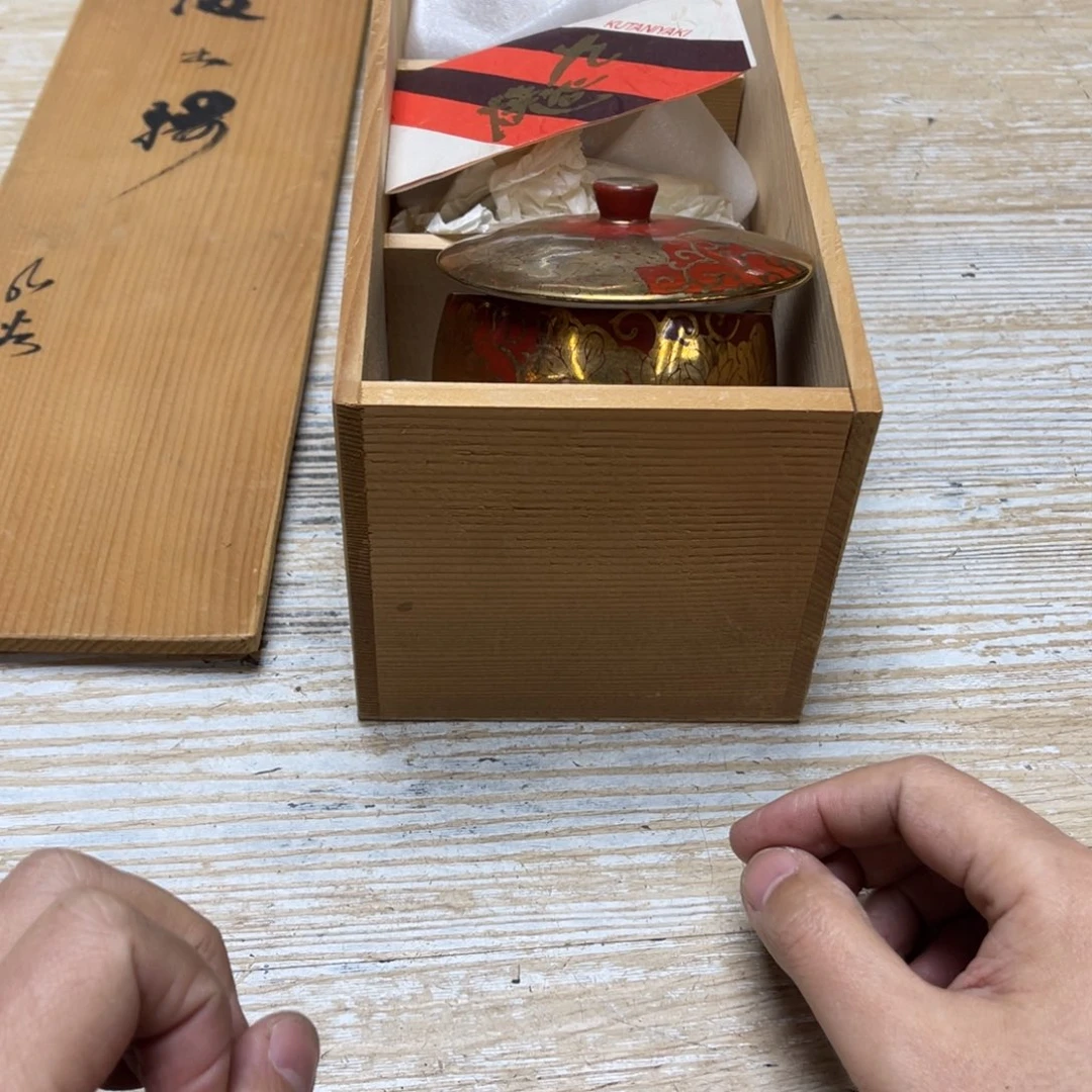 瓷片天**童密密麻麻地排列着一个
