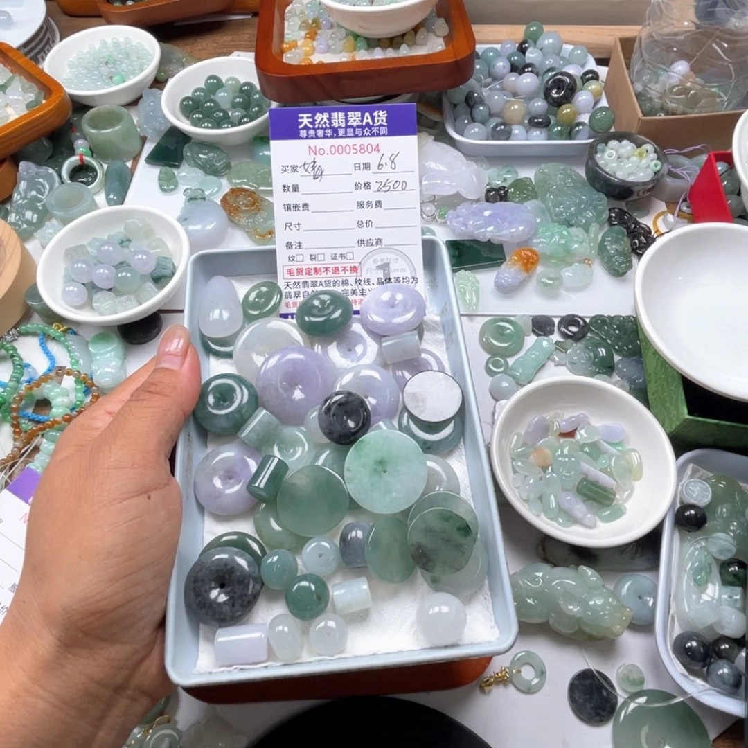 翡翠未镶嵌颈饰婧*