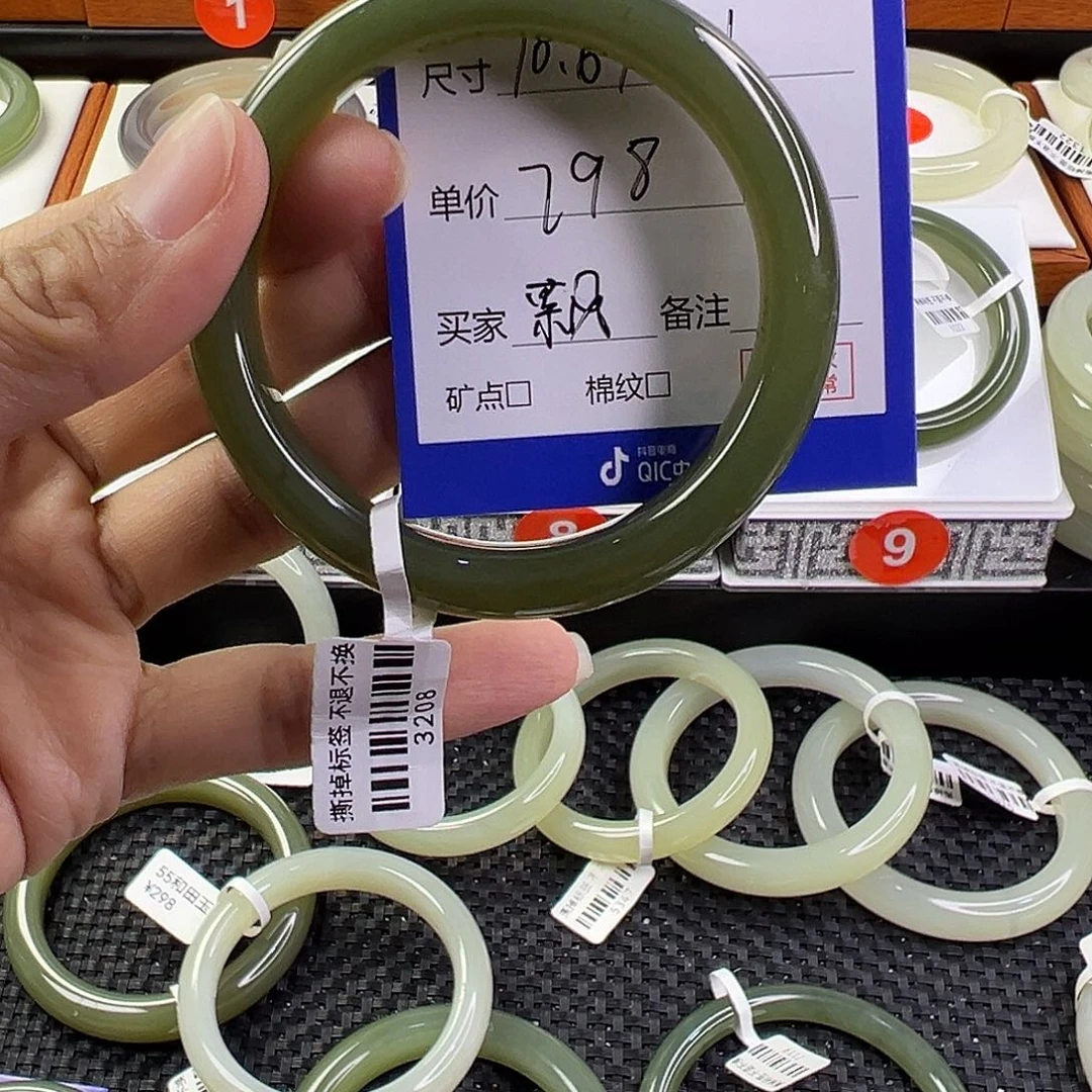 飘***儿未镶嵌手镯和田玉