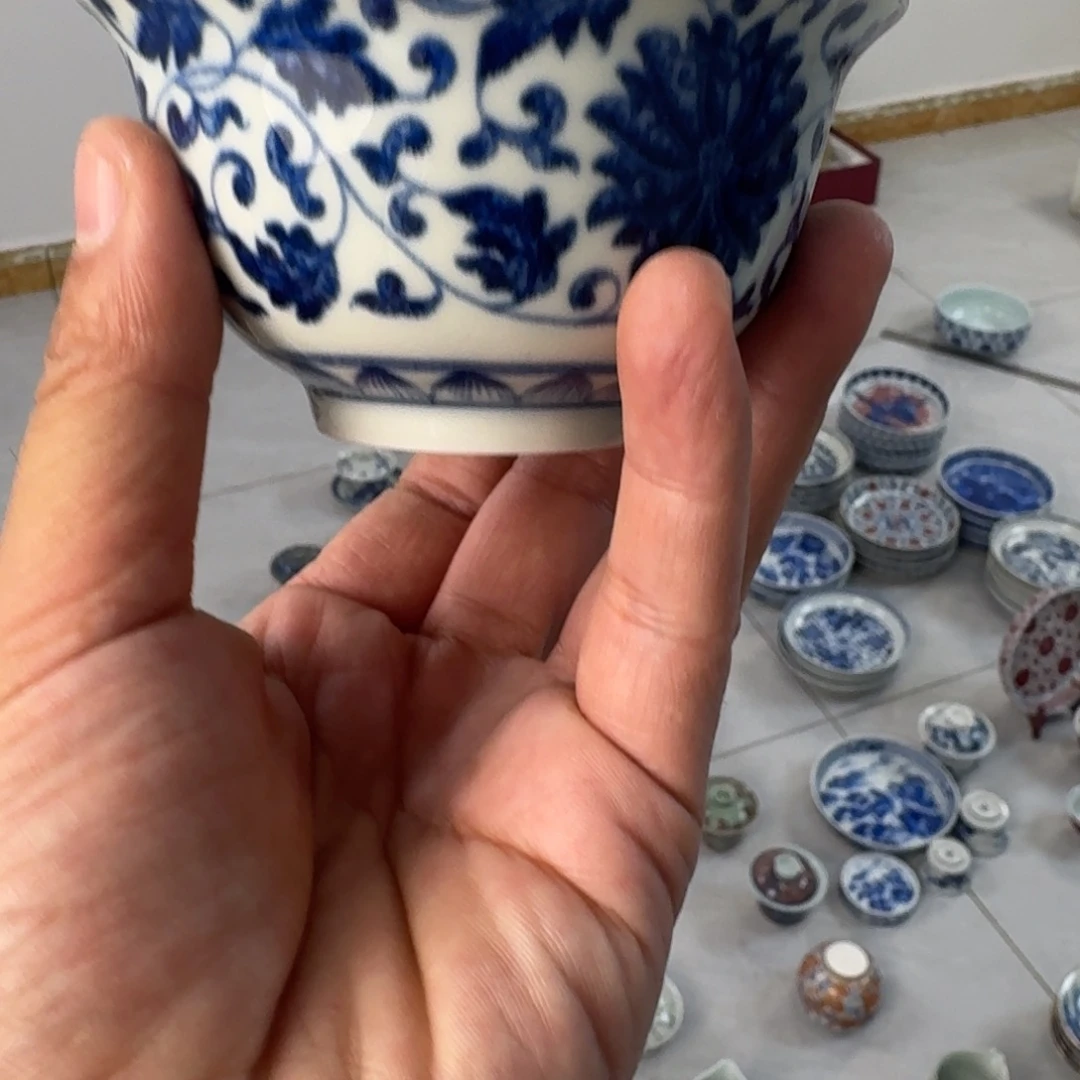 摆件陶青花缠枝莲大压手