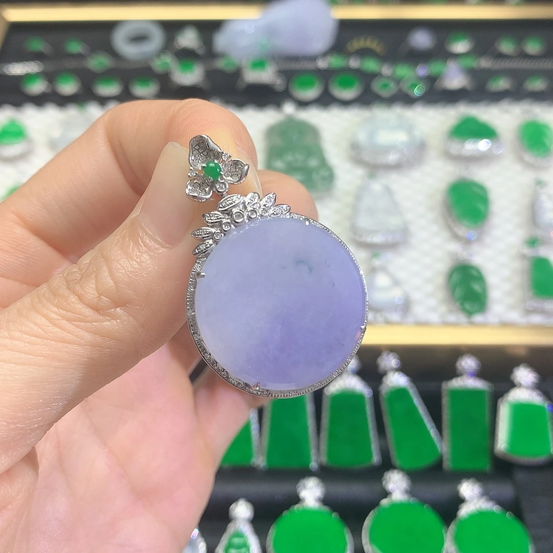 颈饰18K金镶嵌翡翠吊坠