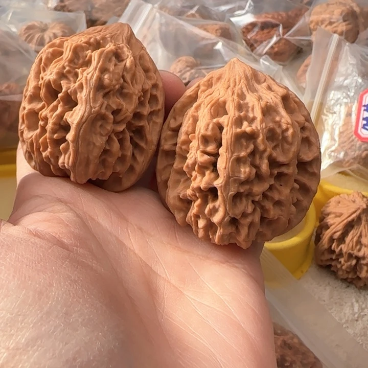 文玩核桃吊坠石鸡心尖微黄