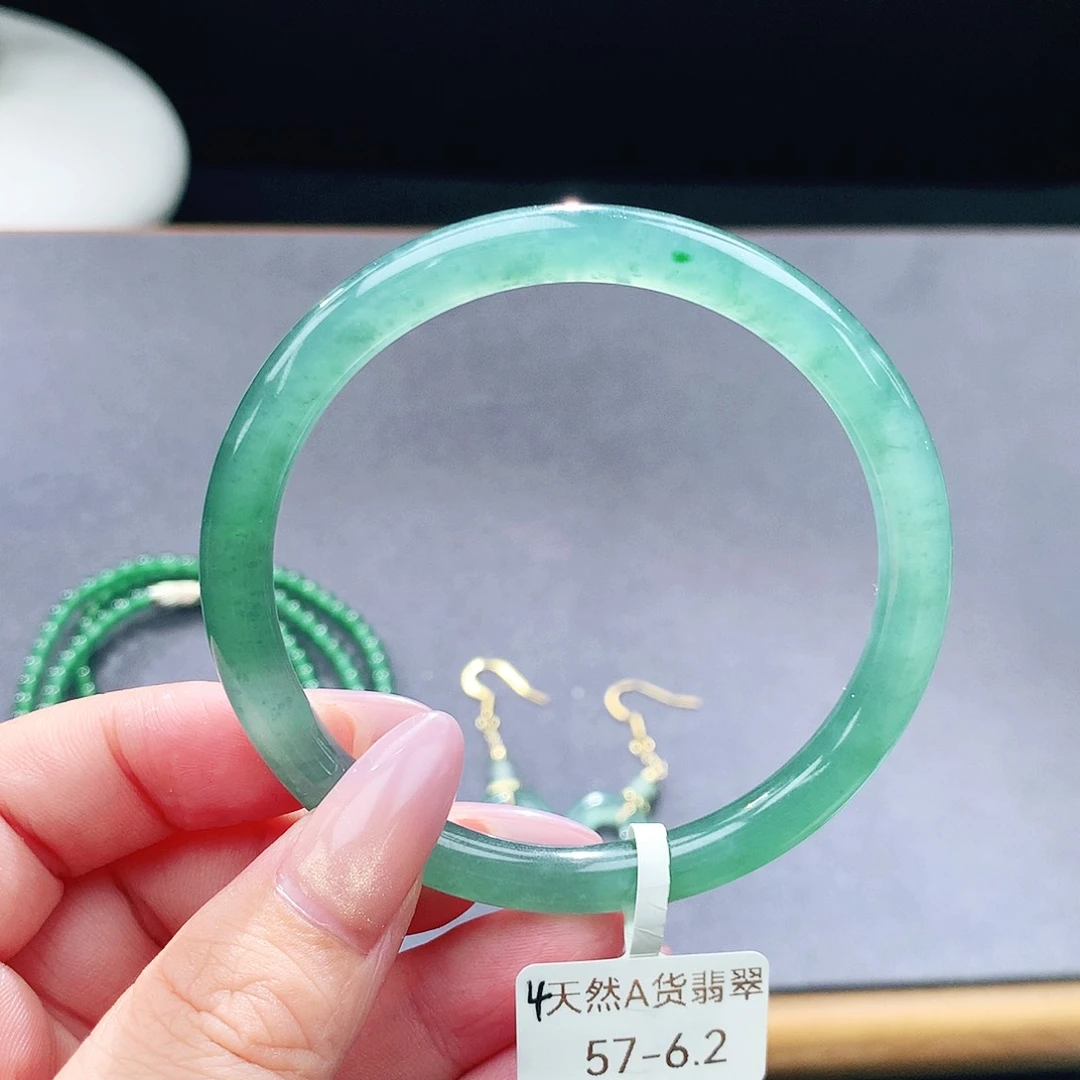 未镶嵌手镯（圆镯）翡翠