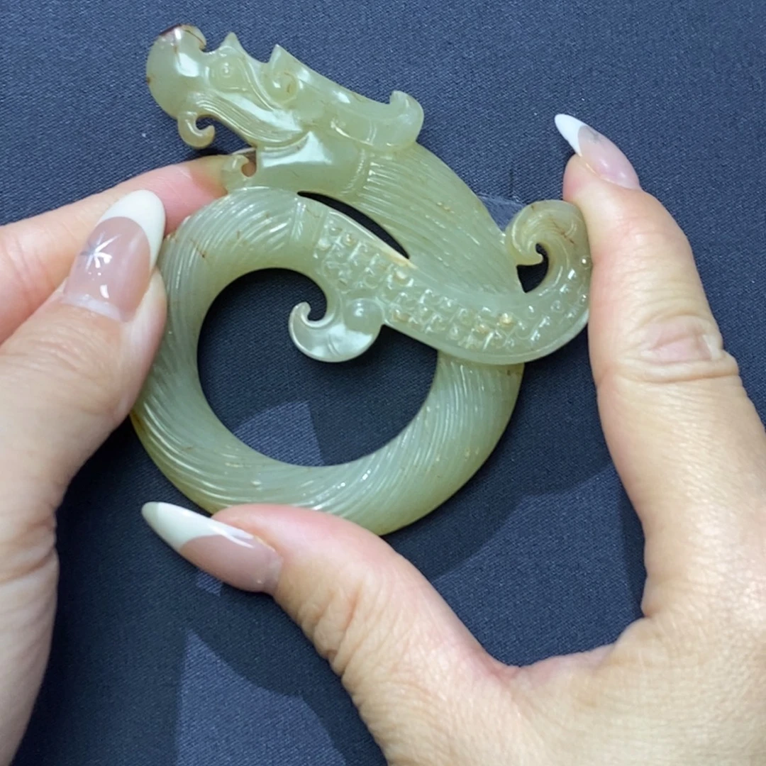 和田玉未镶嵌颈饰卷尾龙手把件