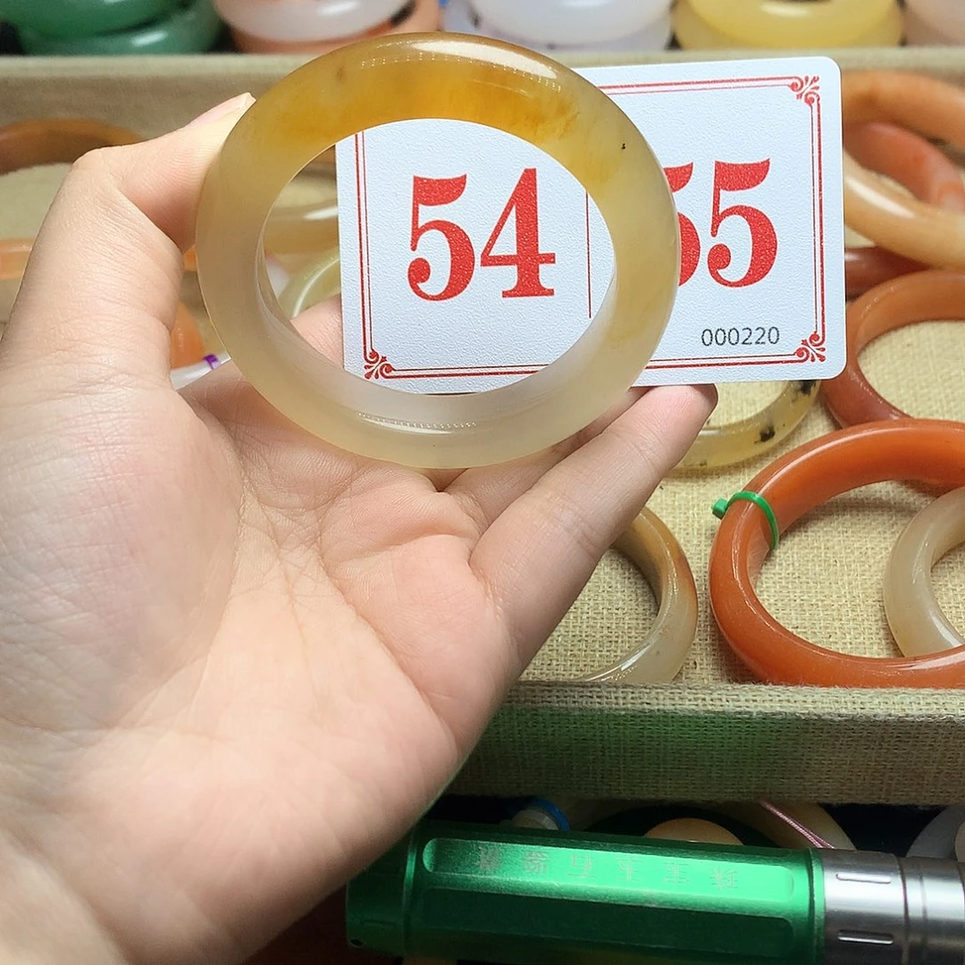 未镶嵌石英质玉（黄龙玉）手镯