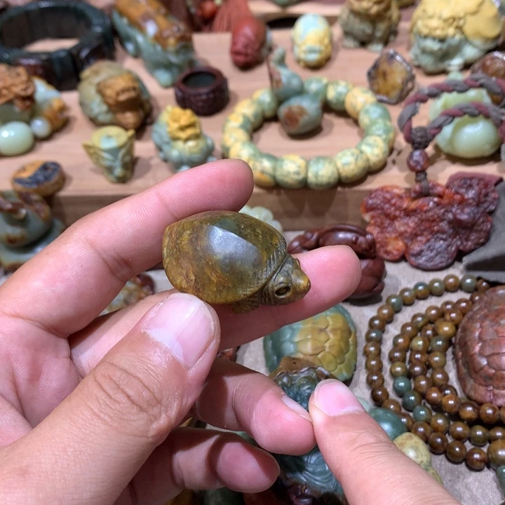 未镶嵌岫岩河磨玉（透闪石质玉）挂件