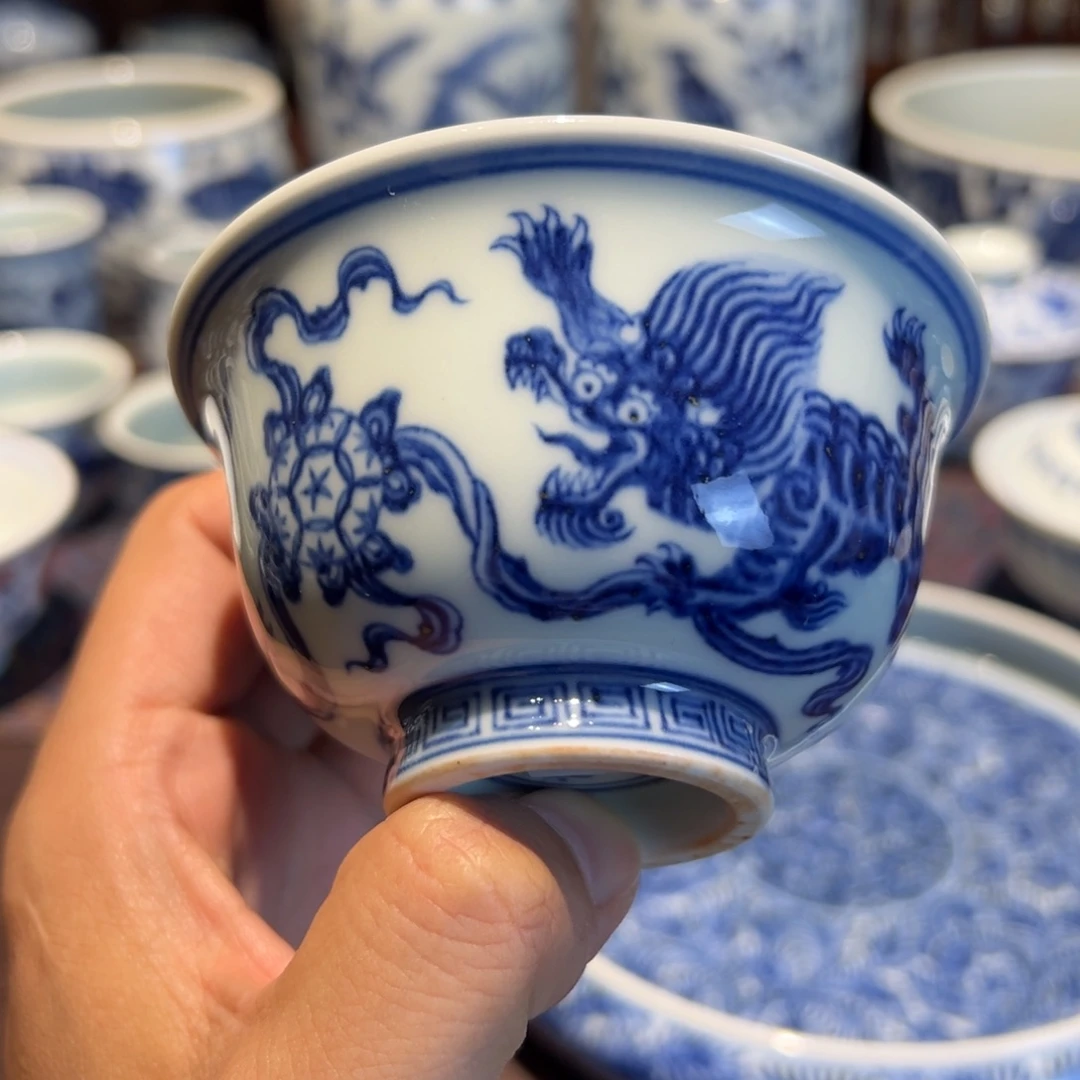 微瑕精品青花狮子戏球压手杯口径约9.3厘米