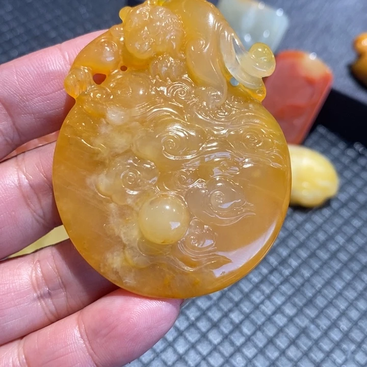 未镶嵌石英质玉（黄龙玉）颈饰