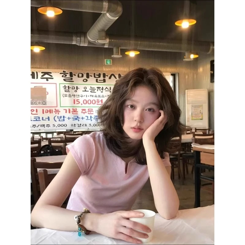 芯娇晴独特别致漂亮多巴胺粉色v领短袖t恤女夏季2025新款修身上衣