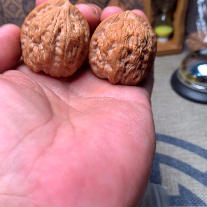 吊坠桃核金钱豹好看