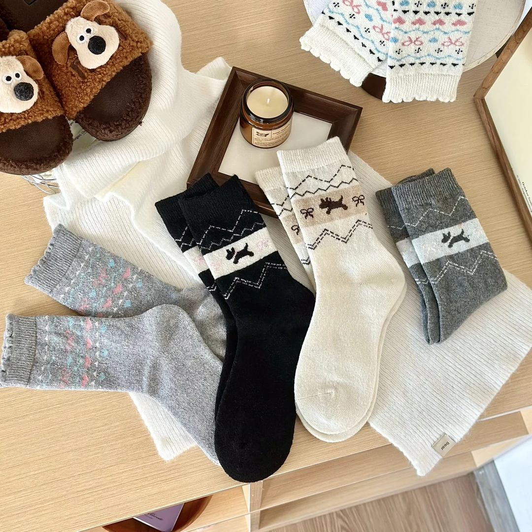 【A426】网红爆款秋冬羊毛费尔岛小狗复古卡通中筒加厚保暖女士袜子