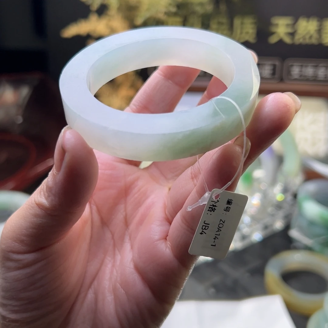 夏***n定制翡翠未镶嵌手镯