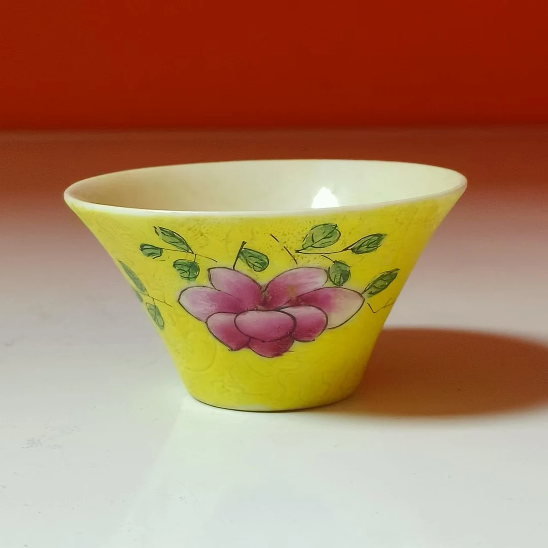 3558清同治 黄地轧道粉彩花纹马蹄杯