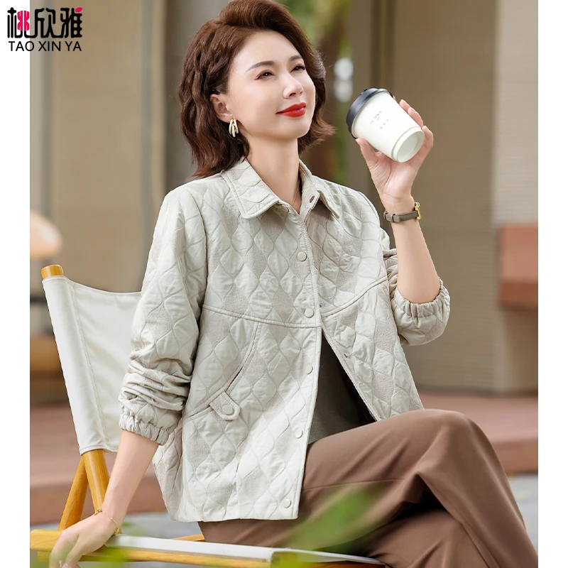 妈妈秋装外套阔太太短款夹克2025新款中老年人女春秋翻领开衫上衣