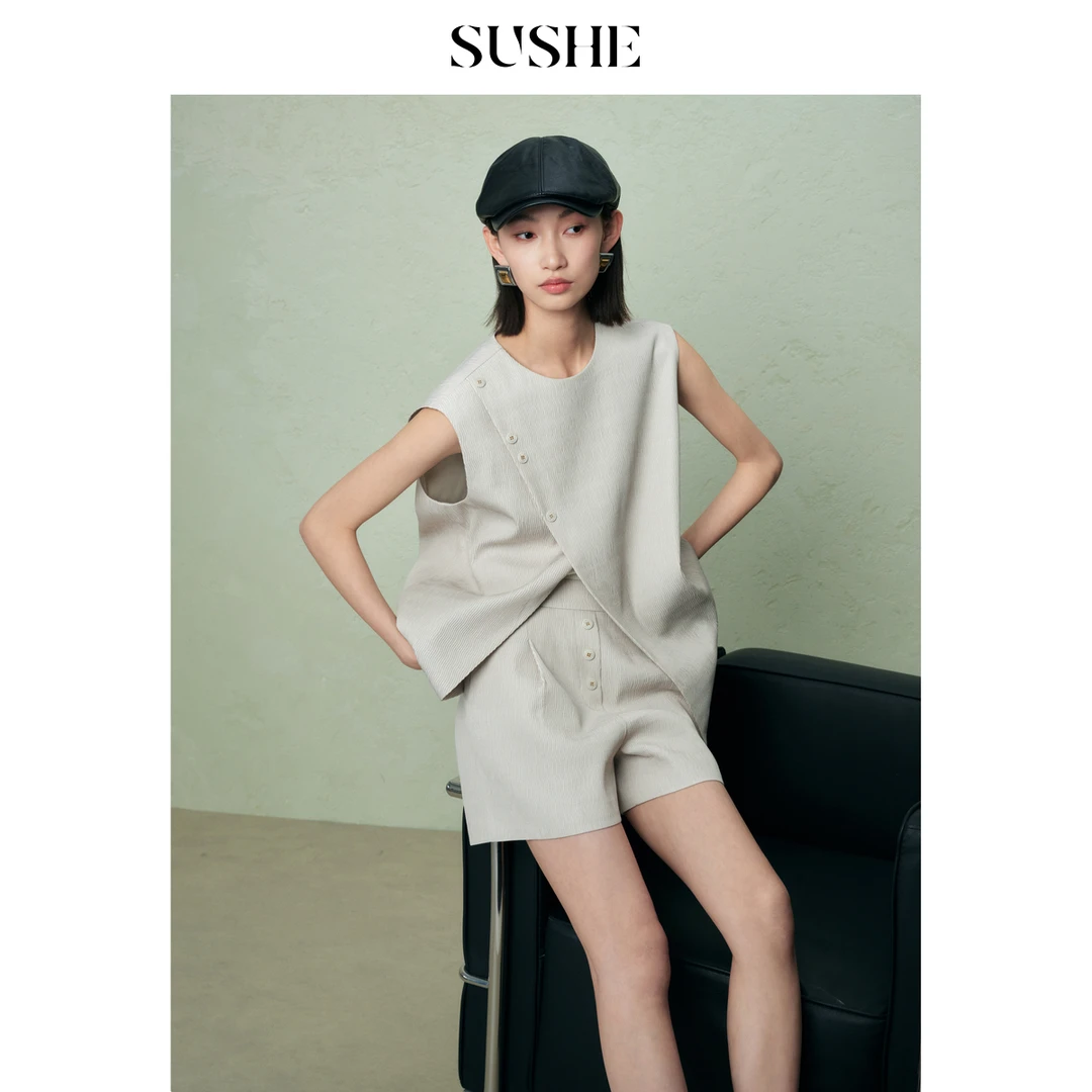 束皙SUSHE 尤意 高智精英立体水波纹斜门襟无袖马甲A字短裤套装女